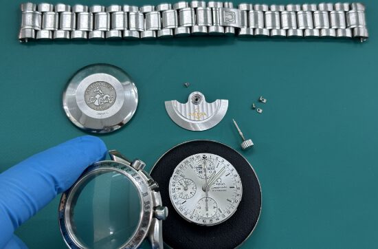 時計外装の分解の様子