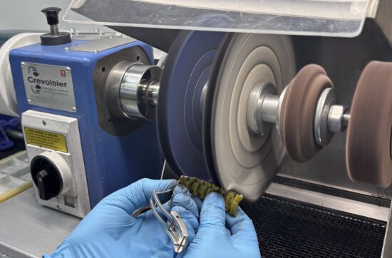 外装品研磨・洗浄の様子