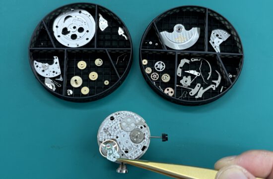 時計内装の分解の様子