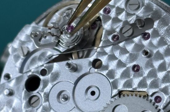 ムーブメントの組立の様子